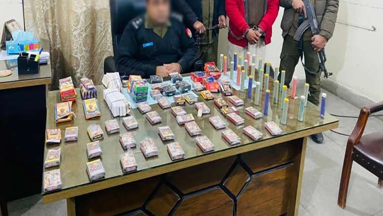 آتشبازی کا سامان سمگل کرنے  کی کوشش ناکام، ملزم گرفتار