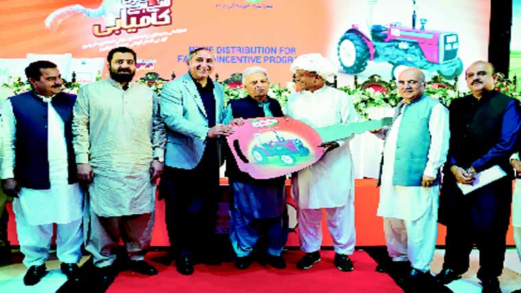 سونا سینٹر کی تقریب، خوش نصیب کسان نے ٹریکٹر جیت لیا