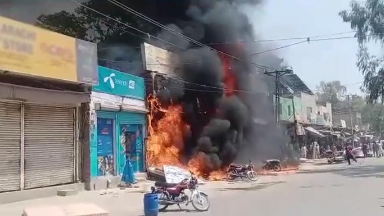 پتوکی:فوم کی دکانوں میں خوفناک  آگ، تین دکانیں خاکستر 