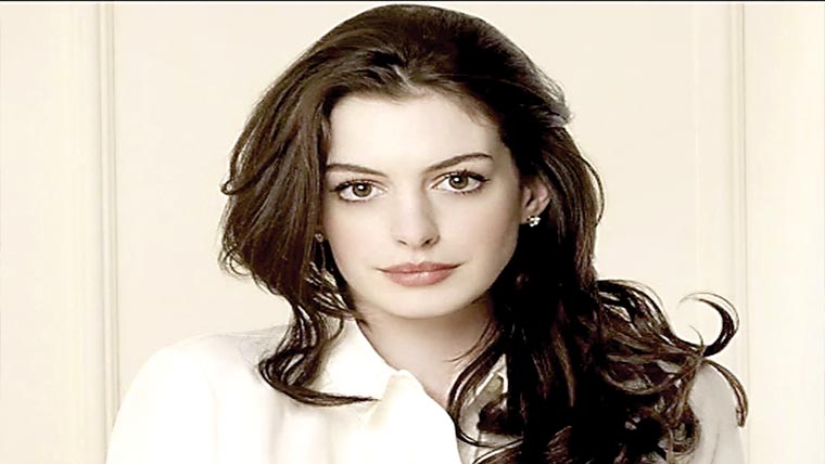 ‘انشا اللہ’ کہنے والی ہالی ووڈ  اداکارہ کو قرآن مجید کا تحفہ