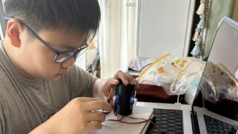 14 سالہ بچے نے طیارے کا فعال انجن تیار کرلیا