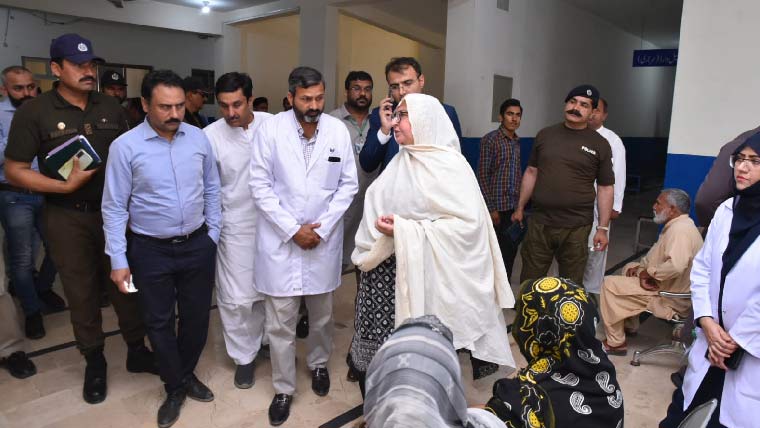 کمشنر مسرت جبیں کا ٹیچنگ ہسپتال غلام محمد آباد کا اچانک دورہ