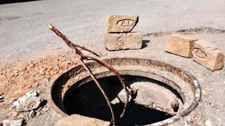 گلی محلوں میں کھلے مین ہولز حادثات کا سبب بننے لگے 