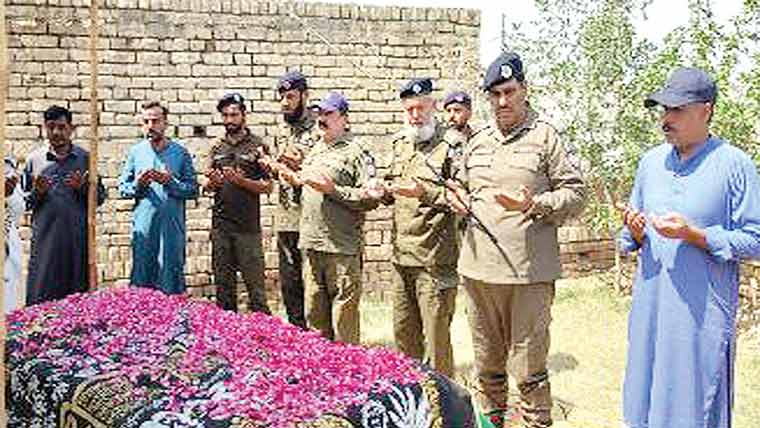 چنیوٹ :شہید ہیڈ کانسٹیبل کی بر سی ، پو لیس دستے کی سلامی