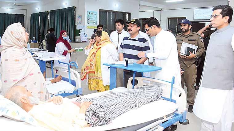 ڈپٹی کمشنر جھنگ کا ڈی ایچ کیو ہسپتال کا دورہ، سہولیات کا جائزہ