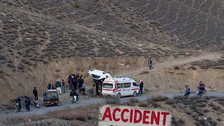 نیلم :سیاحوں کی گاڑی کو حادثہ ،خاتون  جاں بحق ، خاندان کے 5افراد زخمی