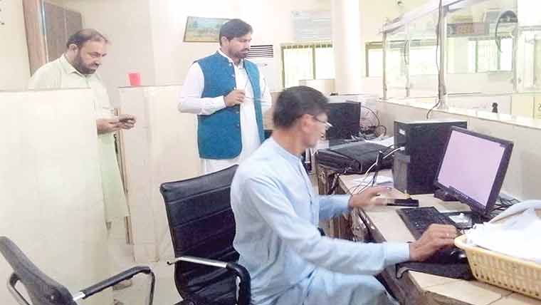 ایڈیشنل ڈپٹی کمشنر (ریونیو) میانوالی کااراضی ریکارڈ سنٹر کا اچانک دورہ 