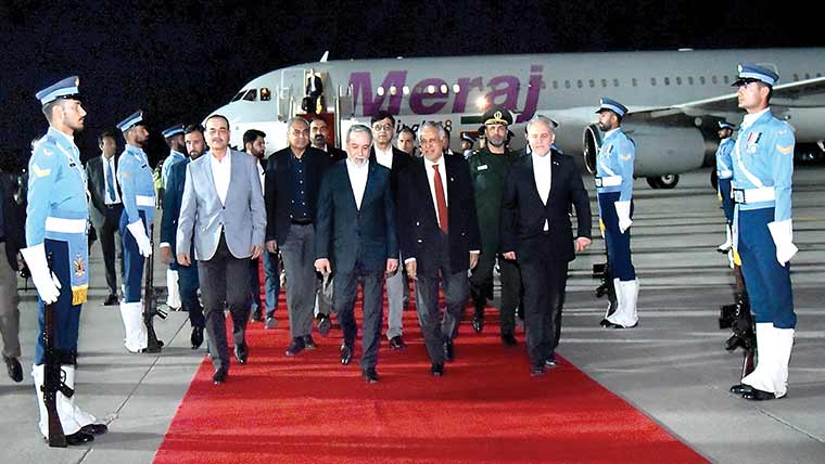 پاکستان  کی  امن  کوششیں :امریکا،ایران  نے  دوبارہ  اسلام  آباد  کا  رخ  کر  لیا