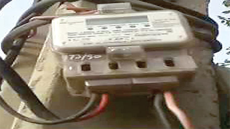 گیپکو اہلکار نے بینک کا کنکشن  کاٹ دیا ، عملے کا شدید احتجا ج 