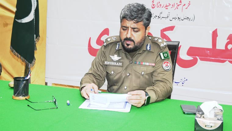 آ رپی او کا دورہ سیالکوٹ ، کھلی کچہری  کا انعقاد ، شہریوں میں ہیلمٹ تقسیم 