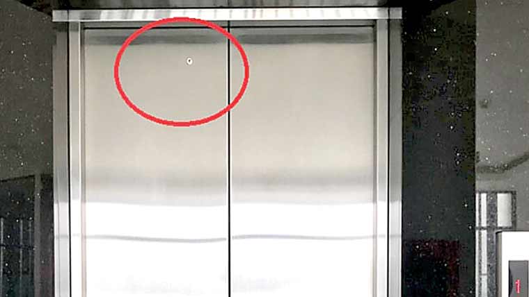 لفٹ کے دروازے پر چھوٹا سا سوراخ کیوں ہوتا ہے 