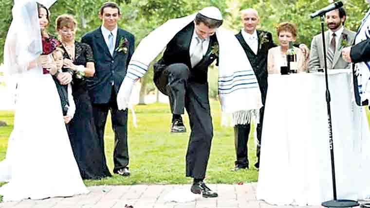 یہودی دولہا شراب کا گلاس کیوں توڑتا ہے ،رسم یا پیغام