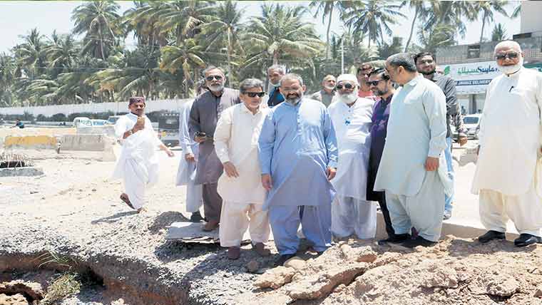 یونیورسٹی روڈ فوری قابلِ استعمال بنائی جائے ،منعم ظفر