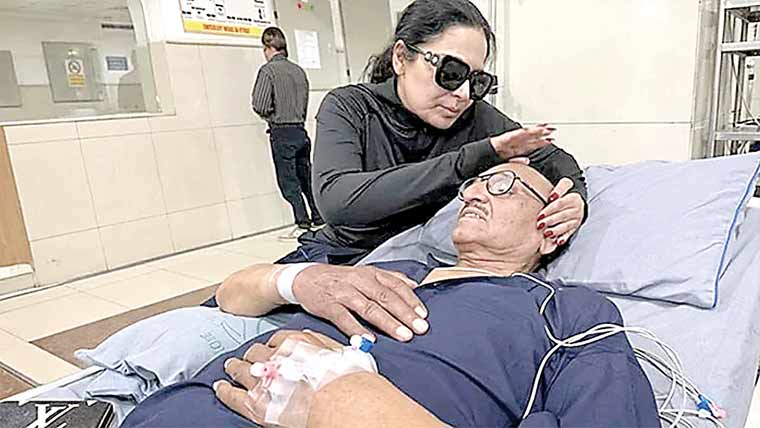 اداکارہ میرا کے والد دل کا  دورہ پڑنے پر ہسپتال داخل 