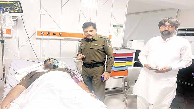  زخمی سب انسپکٹر عصمت اﷲ کی ڈی  ایچ کیو ہسپتال میں عیادت 