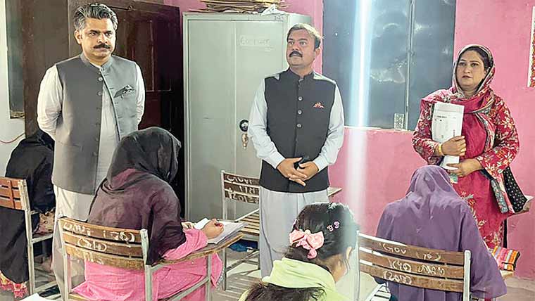 جھنگ:ڈپٹی کمشنر کا امتحانی مراکز اور ترقیاتی منصوبوں کا دورہ