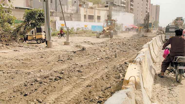 آبنائے ہرمزکا یونیورسٹی روڈ سے موازنہ