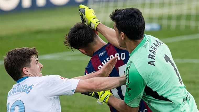  گول کیپر کے مخالف کپتان کو مکا مارنے پر میدان میں لڑائی 