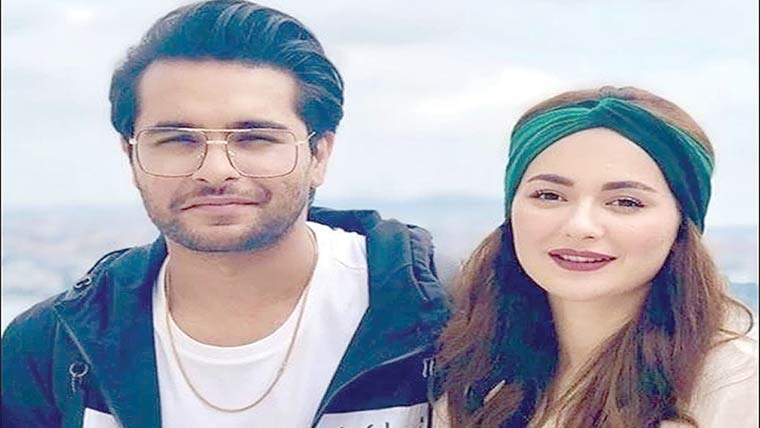 ہانیہ عامر کی عاصم اظہر کے نام کا ماسک پہن کر کنسرٹ میں شرکت