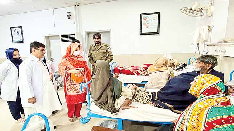 ڈپٹی کمشنر چنیوٹ کا ڈی ایچ کیو ہسپتال کا دورہ، وارڈز کا معائنہ 