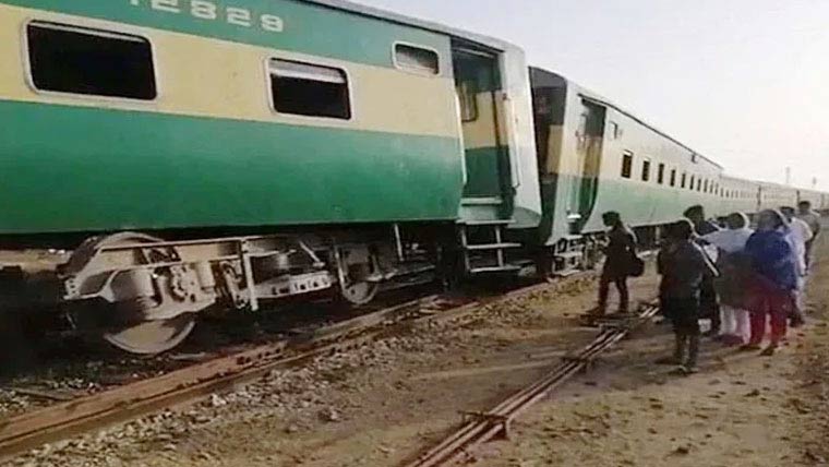 ٍپشاور سے کراچی جانے والی  عوام ایکسپریس حادثے کا شکار