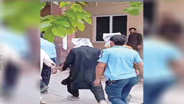  اسلام آباد :ملزمان کے سر پر ممنوعہ شاپر چڑھا کر عدالت پیشی 
