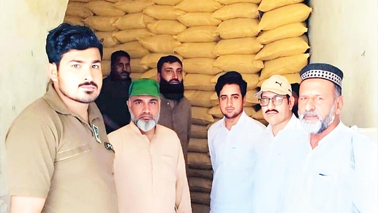 حافظ آباد:دکان پر چھاپہ ، لاکھوں روپے کی جعلی کھاد برآ مد 