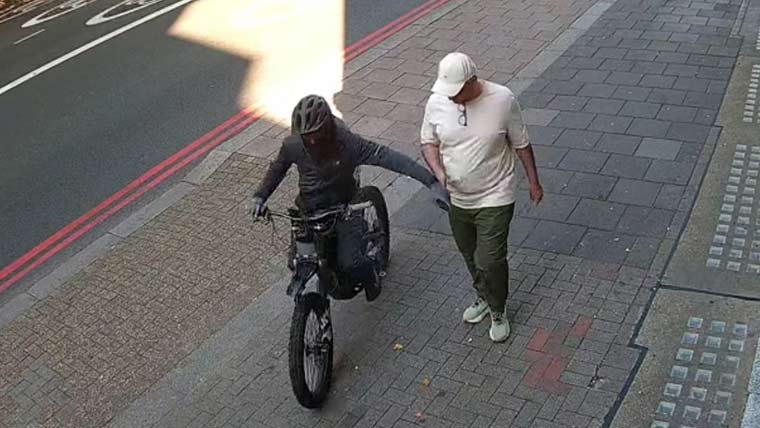 لندن :بلیکلاؤ پہنے کم عمر چور ای  بائیک پرموبائل فون چھیننے لگے