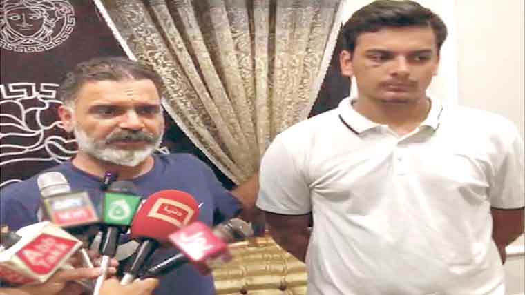 سابق قومی کرکٹر نوید لطیف کے بیٹے پر چند افراد کا بہیمانہ تشدد