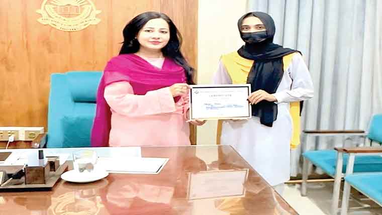  کوائن میکنگ مقابلے ، ڈگری کالج خواتین کی پہلی پوزیشن 