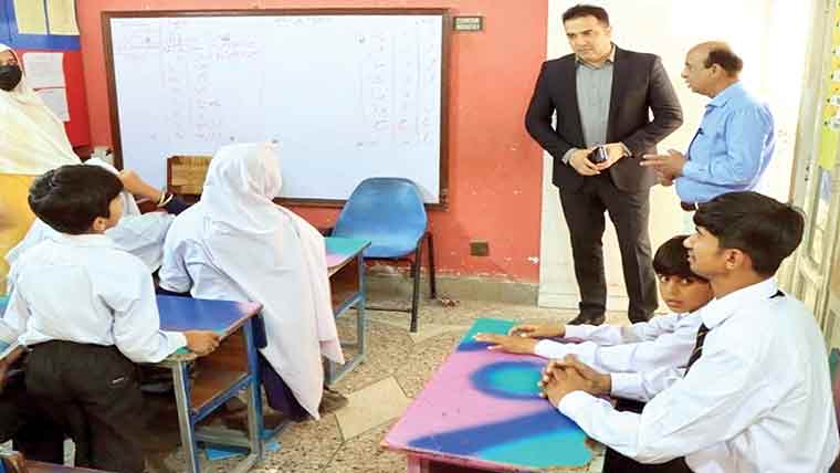 ڈپٹی کمشنر اسدعباس مگسی کا سپیشل  ایجو کیشن سنٹر میانوالی کا دورہ
