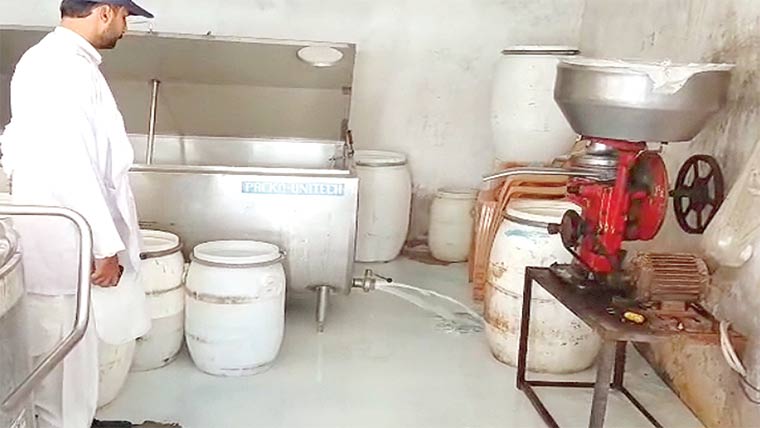 ہزاروں لٹر جعلی دودھ تلف ، دکانیں سیل ، مالکان کو جرمانے 
