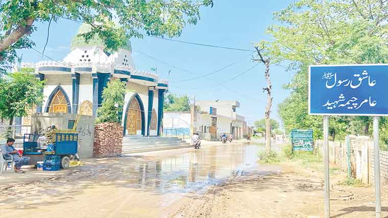 غازی عامر چیمہ شہید کے مزار کے قریب سڑک تالاب 
