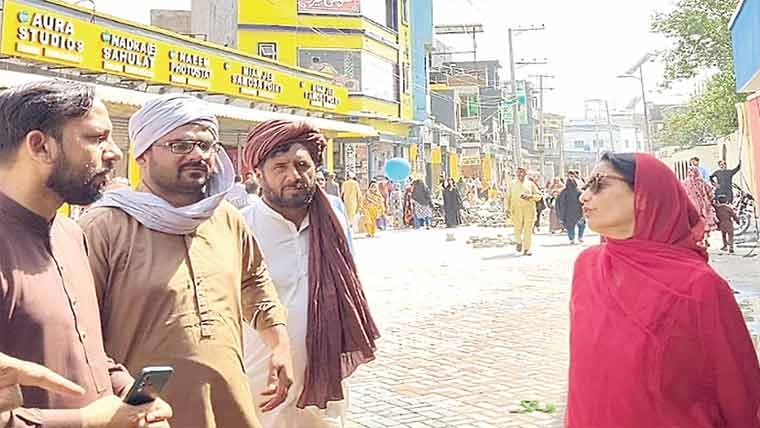 اسسٹنٹ کمشنر نوشہرہ سعدیہ جمال  کا زیر تعمیر ماڈل بازار کا دورہ