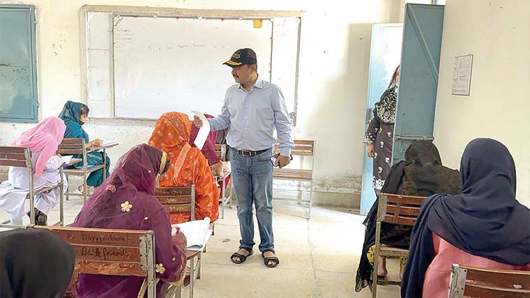 ڈی سی جھنگ کا امتحانی مر کز  کا دورہ  عملہ کو ہدایات جاری