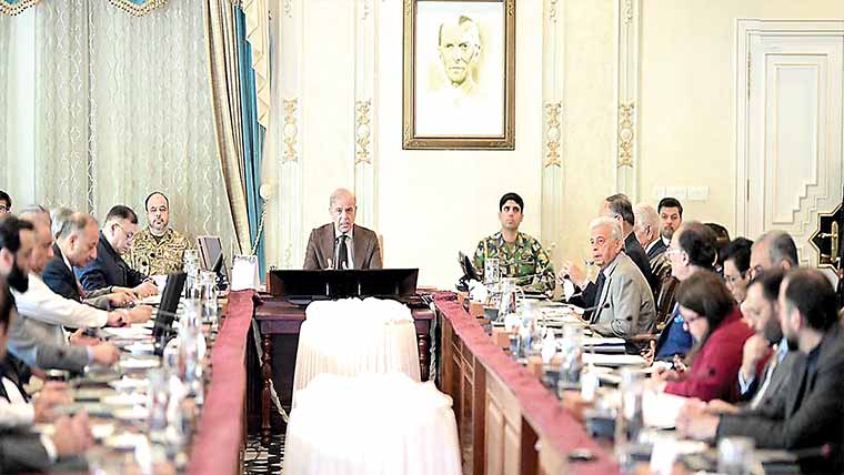 عالمی منڈیوں میں تیل کی قیمتیں آسمان پر، کل نئے نرخوں کا فیصلہ کرینگے : شہباز شریف 