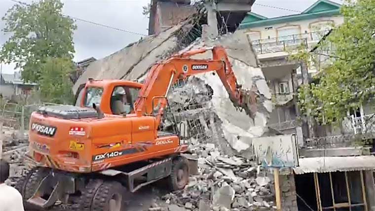 مری:سیاحتی مقام مال روڈ کی ہل سائیڈ پر پہلا ہوٹل مسمار