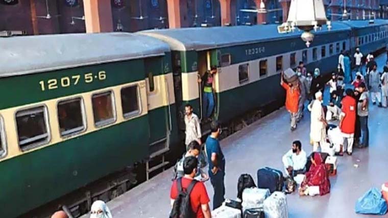 ٹرینوں پرچھاپے ، 121مسافر  بغیر 121مسافر پکڑے گئے