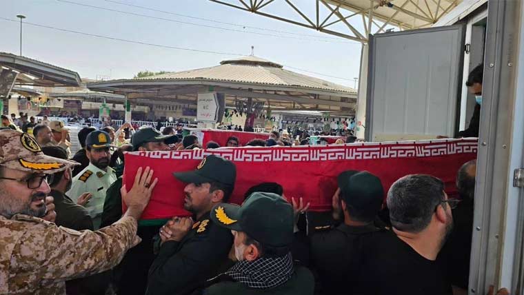 عراق میں جاں بحق پاسدارانِ انقلاب  کے 5ارکان کی لاشیں ایران پہنچ گئیں