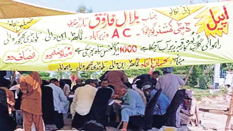 نکاسی آب نہ ہونے پرفصلیں برباد ،کسانوں کا احتجاج 