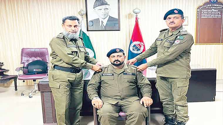 ہیڈ کانسٹیبل اسسٹنٹ سب انسپکٹر  بننے والے افسر کو بیج لگائے گئے