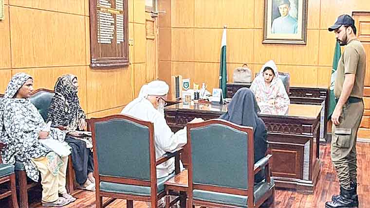 ڈپٹی کمشنر چنیوٹ کی اوپن ڈور  پالیسی کے تحت شہریوں سے ملاقات