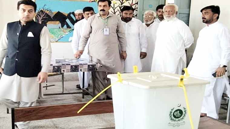 کوٹ مومن،اسسٹنٹ کمشنر کا للیانی پولنگ سٹیشن کا دورہ