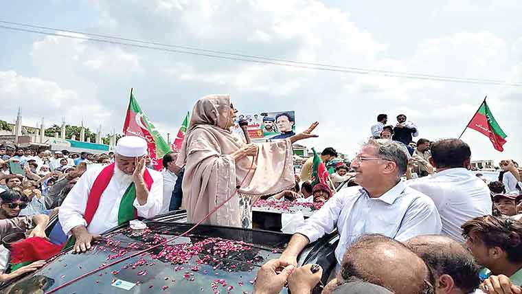 پاکستان کو بحرانوں سے نکالنے کیلئے عمران کی رہائی ناگزیر :علیمہ 