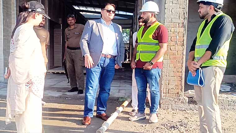  ڈی سی سیالکوٹ کا ہسپتالوں ،زیر تعمیر سہولت بازار کا دورہ 