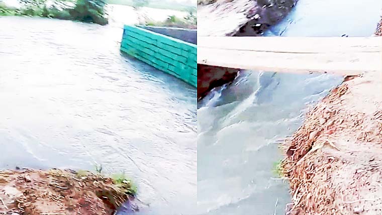  کسانوں نے سڑک توڑ کر کھیتوں سے پانی نکال دیا 