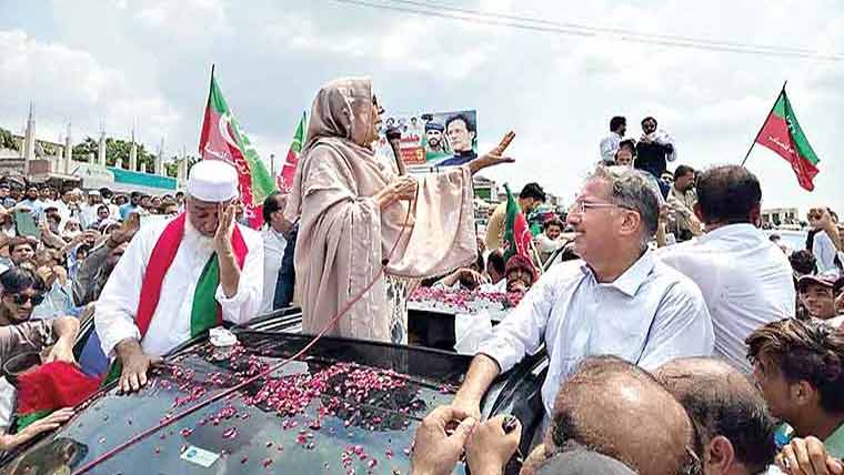پاکستان کو بحرانوں سے نکالنے کیلئے عمران کی رہائی ناگزیر :علیمہ 