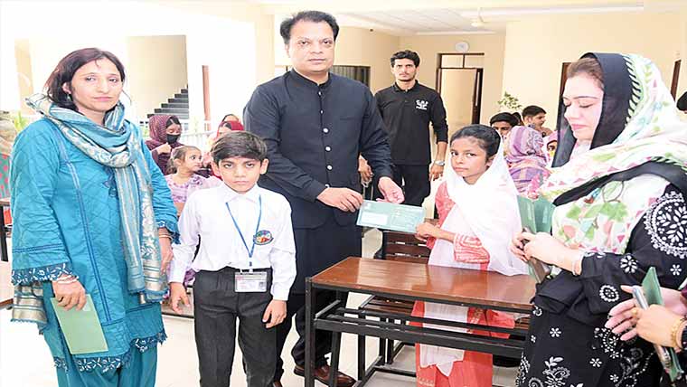 حافظ آباد:سپیشل سکول کے طلبہ میں ہمت کارڈ تقسیم 