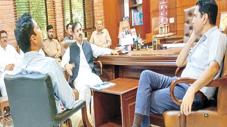کمشنر کا ایف ڈی اے کمپلیکس کا دورہ ، منصوبوں پر بریفنگ