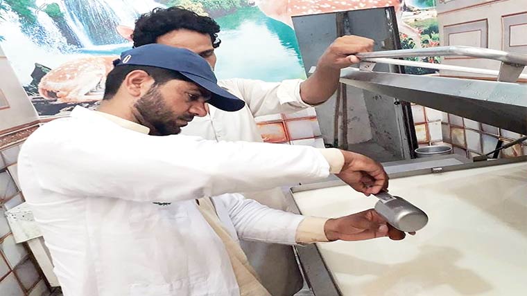 گاڑیوں اورموٹر سائیکلوں میں 59400لیٹردودھ چیک کیاگیا